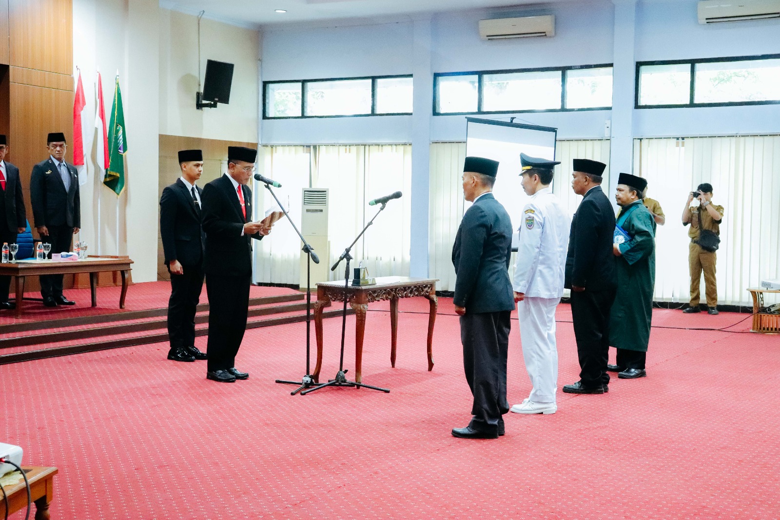 Bupati CIamis melantik dan mengambil sumpah jabatan pejabat administrator lingkup Pemkab Ciamis.