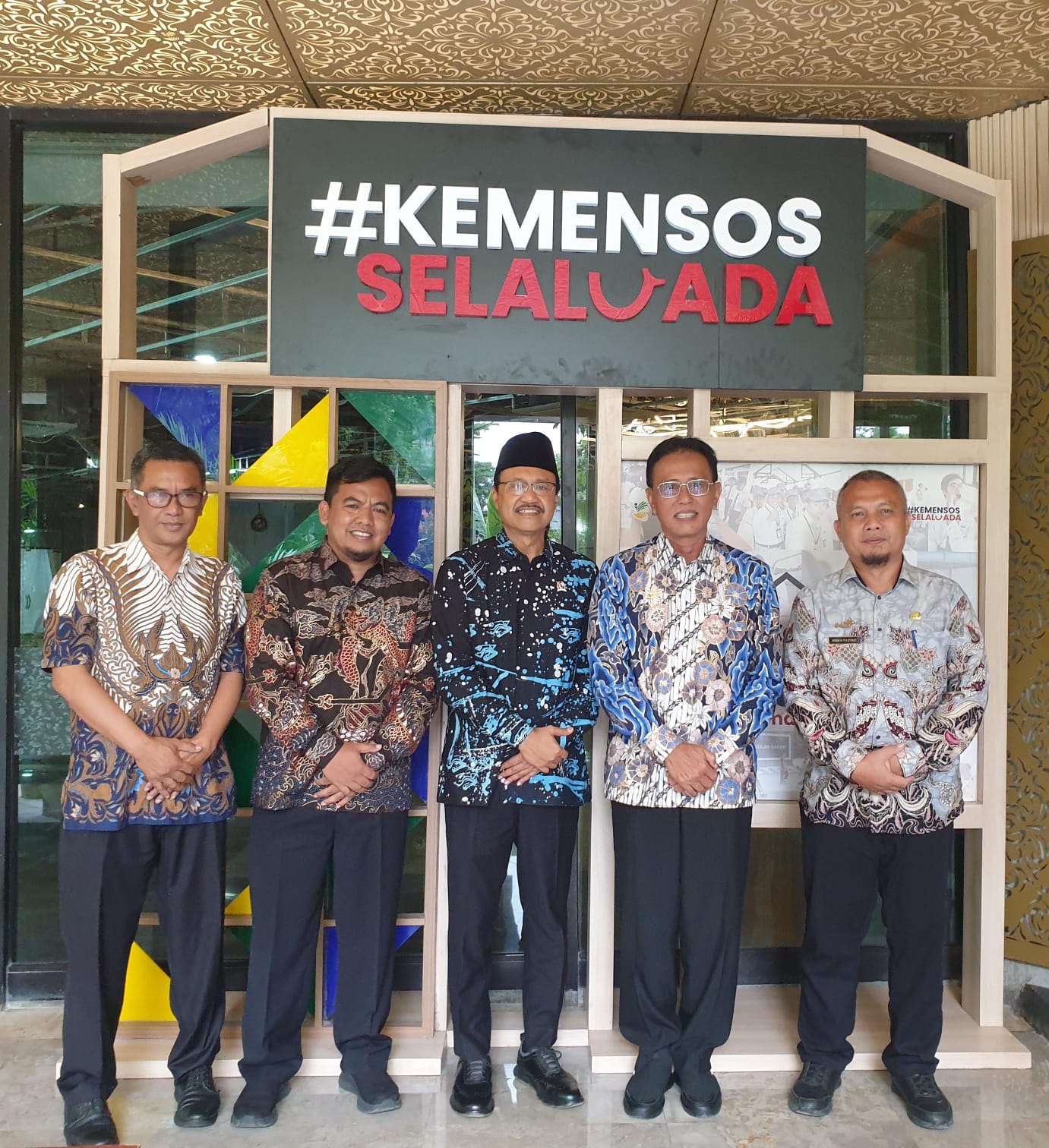 o: Menteri Sosial RI, Saifullah Yusuf (tengah kaca mata), Bupati Ciamis, H. Herdiat Sunarya (kedua kanan).