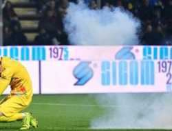 Insiden Flare Suporter Inter Hantam Emil Audero, Lautaro Martinez Minta Maaf