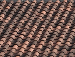 BEI Bekukan 38 Emiten hingga Data Mayoritas Atap Rumah di RI