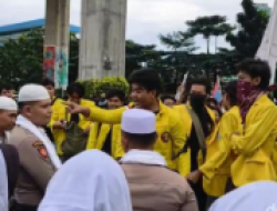 Momen Tegang Mahasiswa Tunjuk Polisi Saat Demo di Mabes Polri, Ungkit Insiden Lama