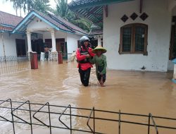 Terjang Arus Deras, Tagana Ciamis Evakuasi Lansia saat Banjir Rendam Pamarican