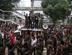 Mantan Menag Gus Yaqut Ditahan, Massa Banser Geruduk Gedung KPK