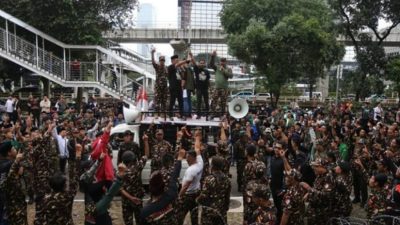 Mantan Menag Gus Yaqut Ditahan, Massa Banser Geruduk Gedung KPK