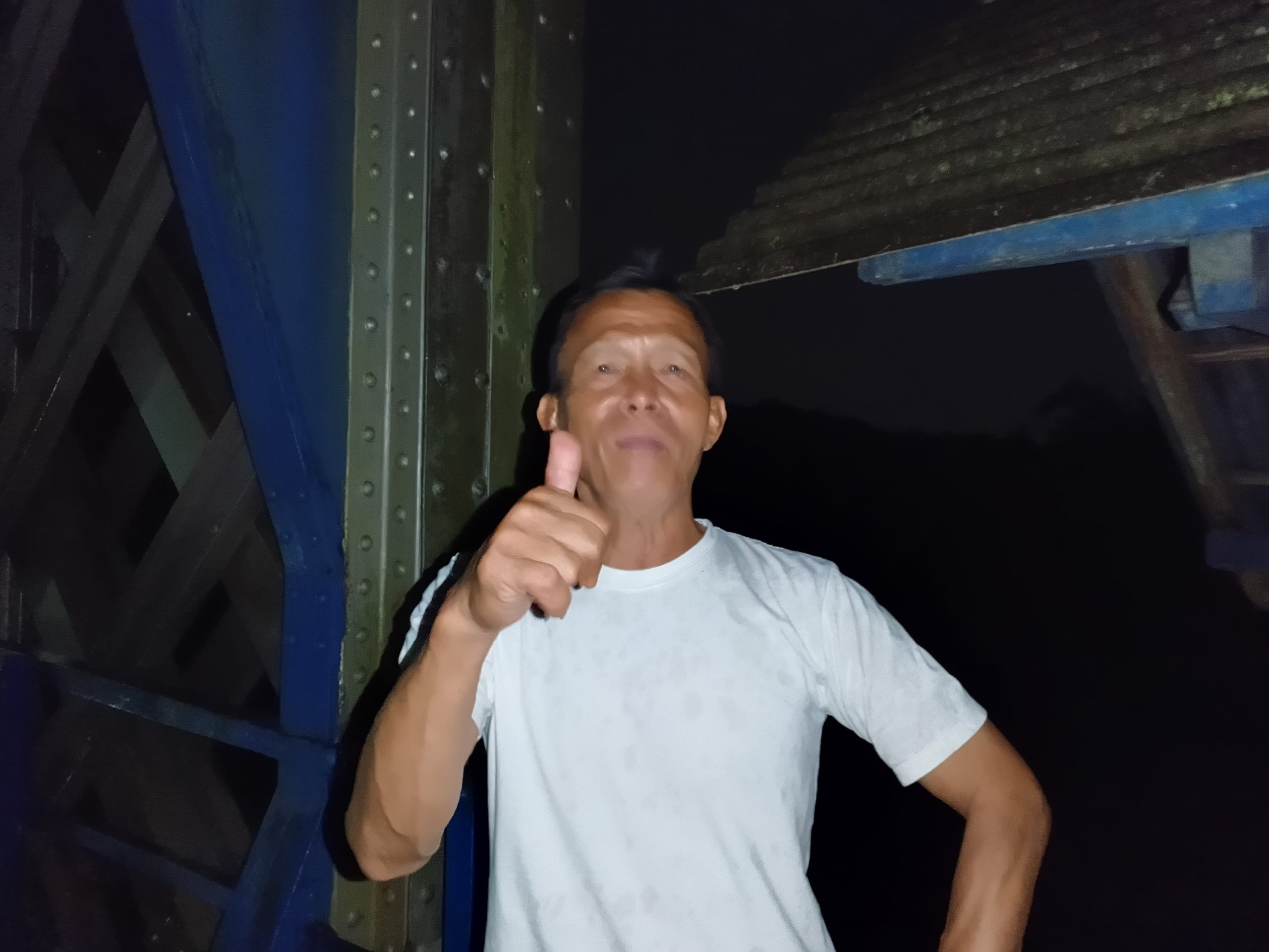 Kepala Desa Pawindan, Ahmad Kartoyo, turun langsung mengatur lalu lintas di jalur Cirahong.