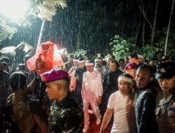 Diguyur Hujan, Ribuan Warga Padati Kirab Mahkota Binokasih di Kawali