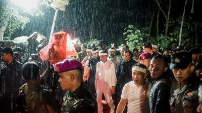Diguyur Hujan, Ribuan Warga Padati Kirab Mahkota Binokasih di Kawali