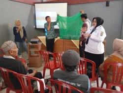 Menuju Zero Waste Ciamis, DPRKPLH Latih Warga Panyingkiran Kelola Limbah Padat SPPG